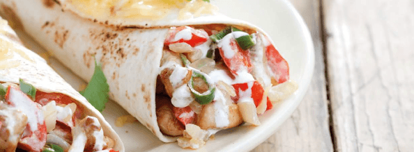 Heyecan verici lezzetlerle hazırlanan gurme wrap ve sebze sunumu
